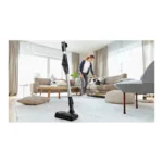خم‌کردن لوله برای دسترسی زیر مبلمان جارو شارژی بوش BCS711XXL سفید
